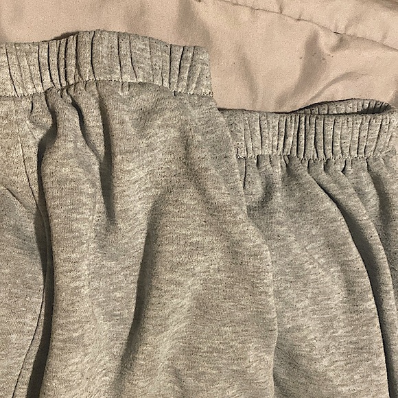 i am selling these grey sweatpants in the size L. - Picture 2 of 3
